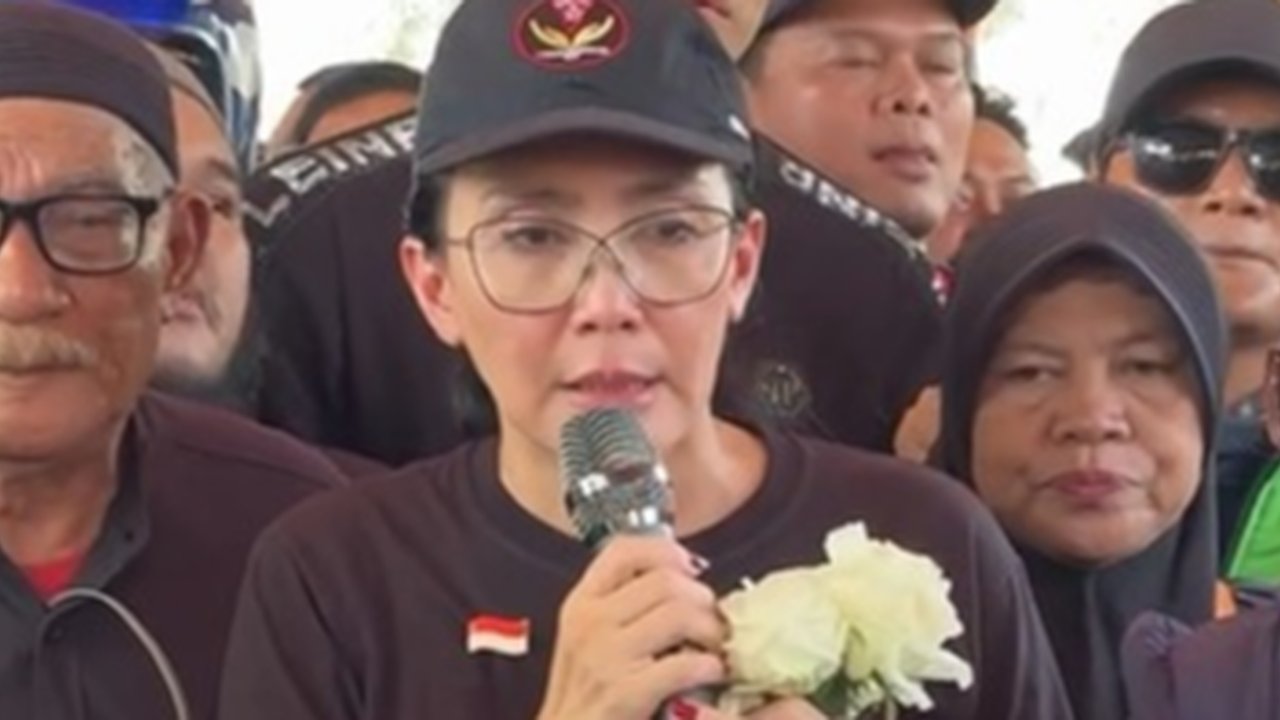 Usut Tuntas Kematian Affan, Sambil Teteskan Air Mata Rieke 'Oneng' Serukan Aksi Damai dan Doa