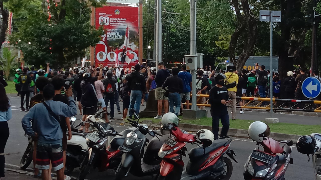 Ricuh di Denpasar, Massa Lempari Kantor DPRD Bali dengan Batu