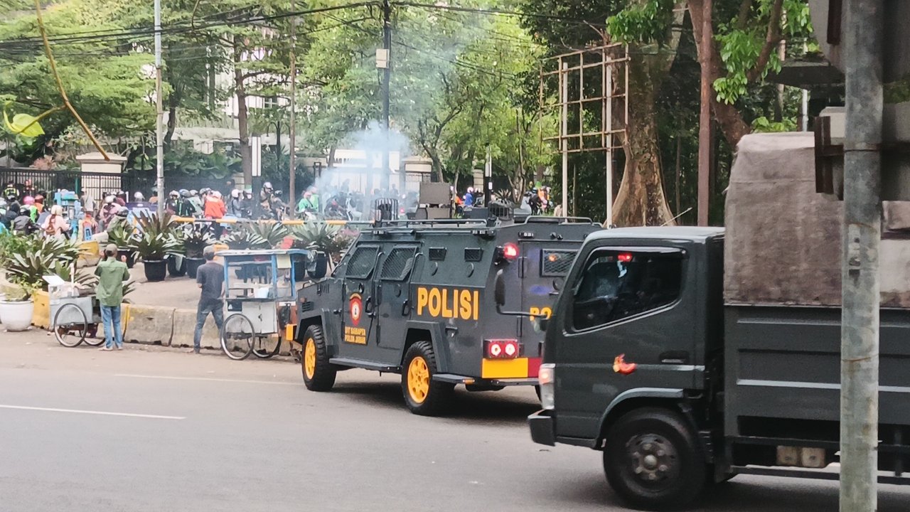 Antisipasi Rusuh, Massa di Depan Gedung Sate Dibubarkan dengan Gas Air Mata