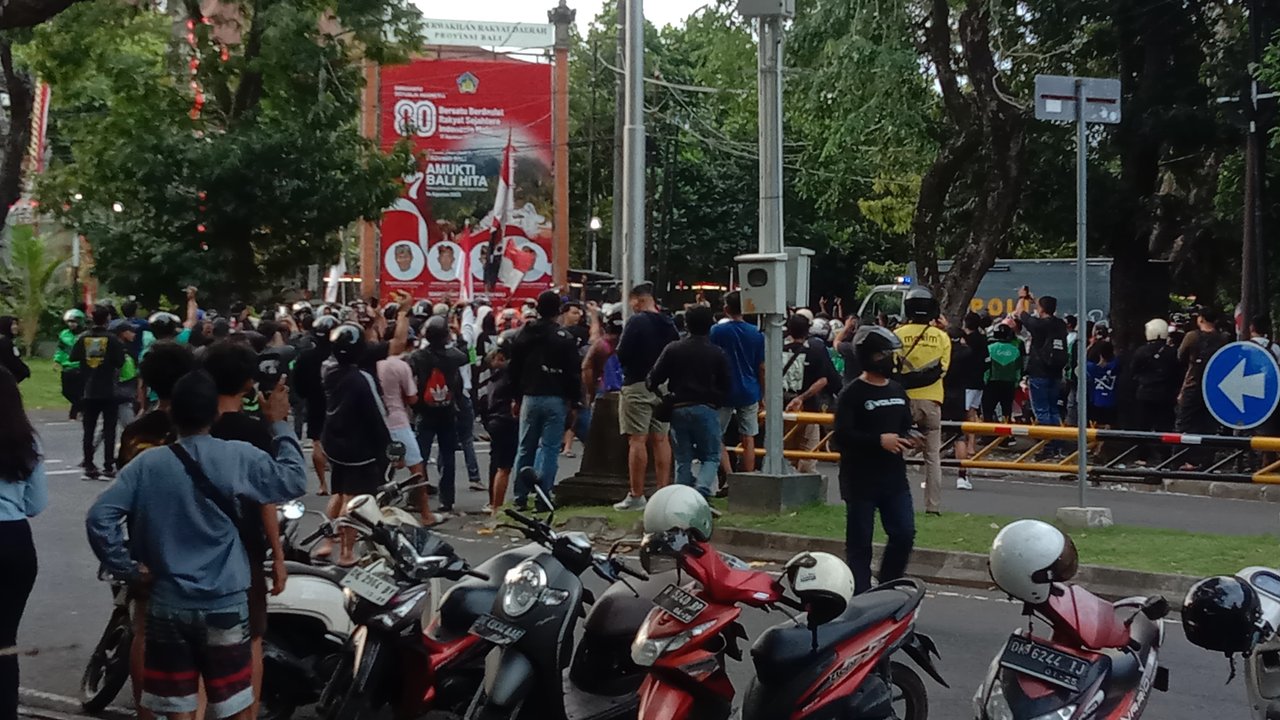 Jurnalis Detik Bali Dilarang Ambil Gambar dan Nyaris Dipukul Aparat di Demo