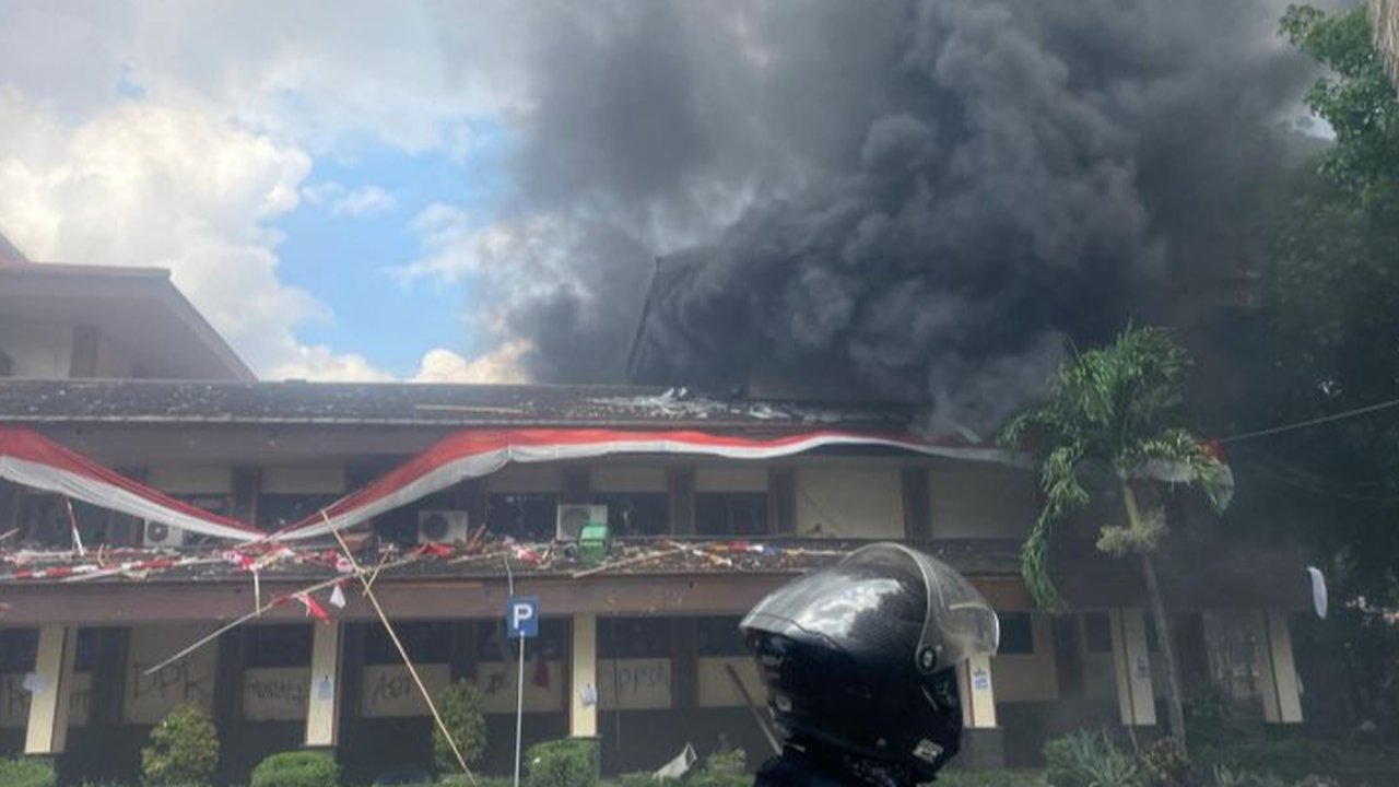 Gedung DPRD Cirebon Dibakar Massa, Pagar di Alun-Alun Pataraksa Ikut Dijarah