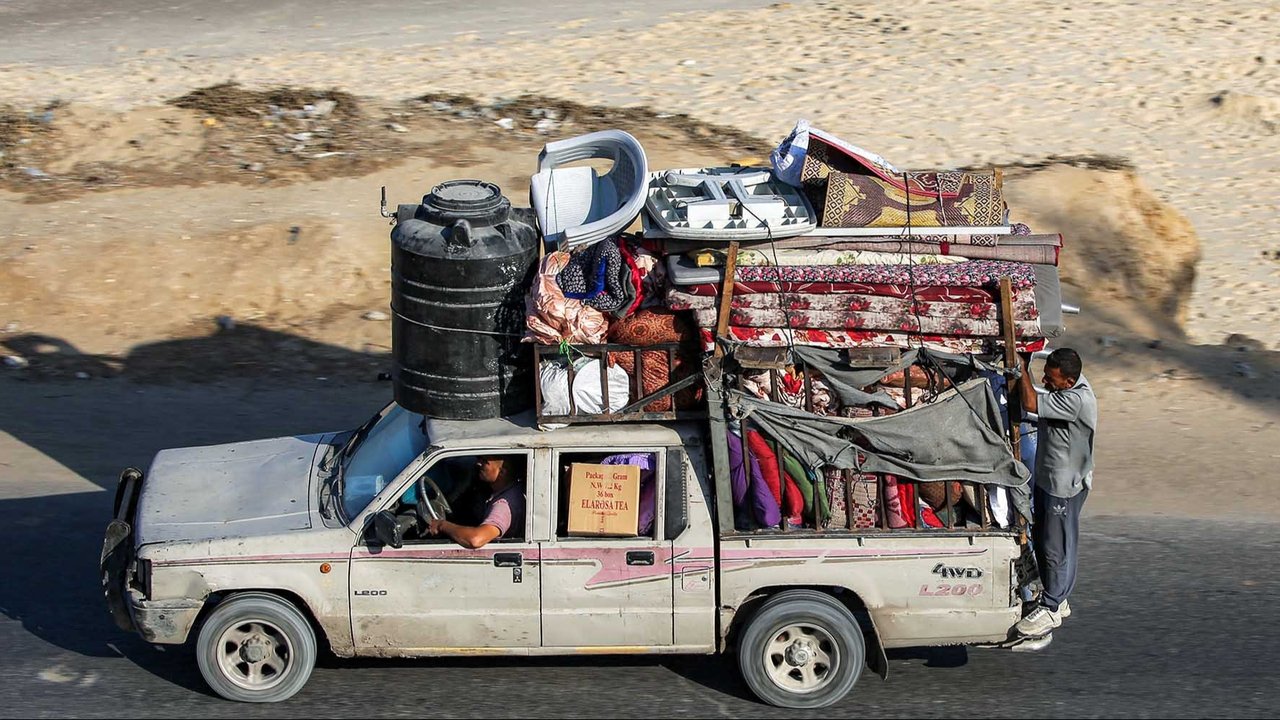 Kendaraan pengungsi di jalan pesisir Kamp Nuseirat, Jalur Gaza tengah, Sabtu (30/08/2025).