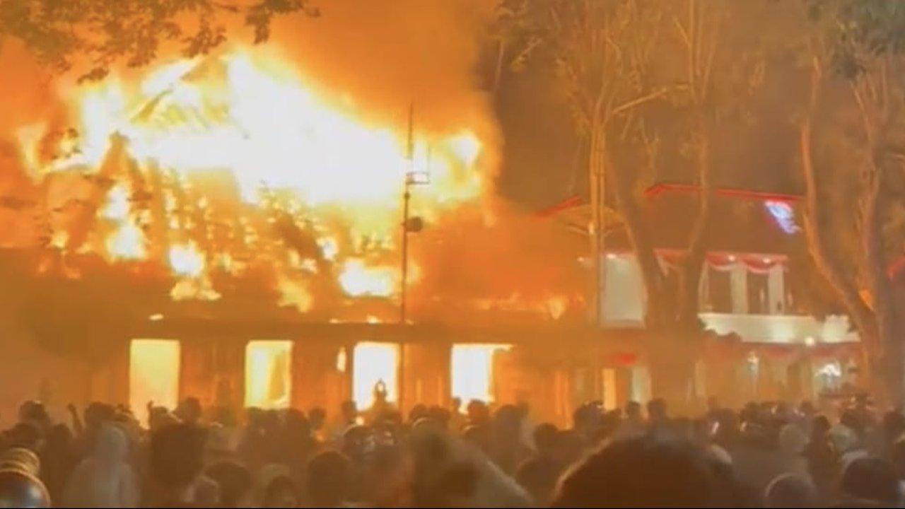 Gedung Grahadi dan DPRD Kota Kediri Dibakar Massa