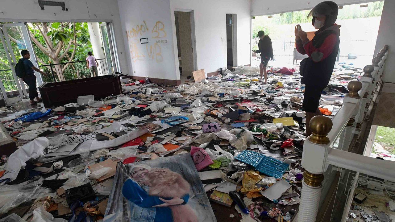 Polisi memasang garis police line di  rumah Anggota DPR Surya Utama atau Uya Kuya yang berantakan  setelah dirusak massa tak dikenal di Pondok Bambu, Jakarta Timur, Minggu (31/8/2025).