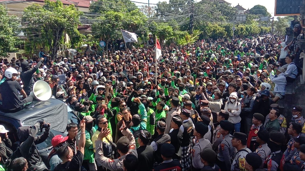 Aksi unjuk rasa yang terjadi di wilayah Polda Bali dan Gedung DPRD Bali, pada Sabtu (31/8)