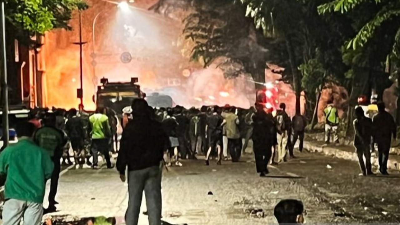 VIDEO: TNI Berjibaku Rela Pundak Diinjak Warga Selamatkan Korban Terjebak Gedung Terbakar
