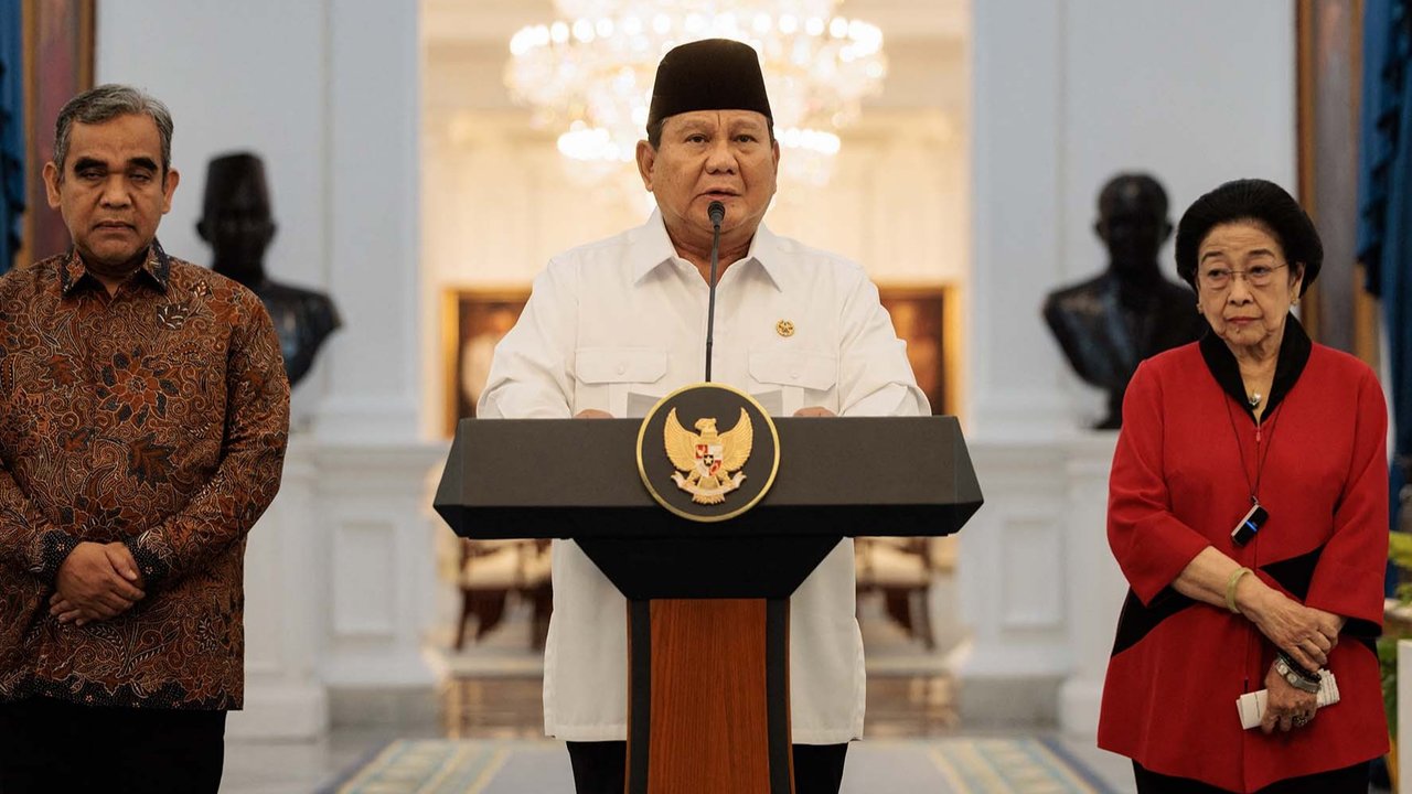 Presiden Prabowo Subianto didampingi Ketua MPR Ahmad Muzani (kiri) dan Ketua Umum PDIP sekaligus Presiden ke-5 RI Megawati Soekarnoputri menyampaikan keterangan pers di Istana Merdeka, Jakarta, Minggu (31/8/2025).