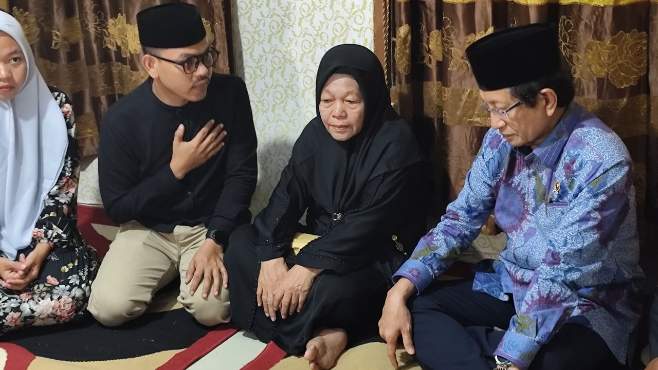 Tundukkan Kepala Tangan Memohon Doa, Potret Menag Melayat ke Rumah Duka Korban Kerusuhan di Makassar