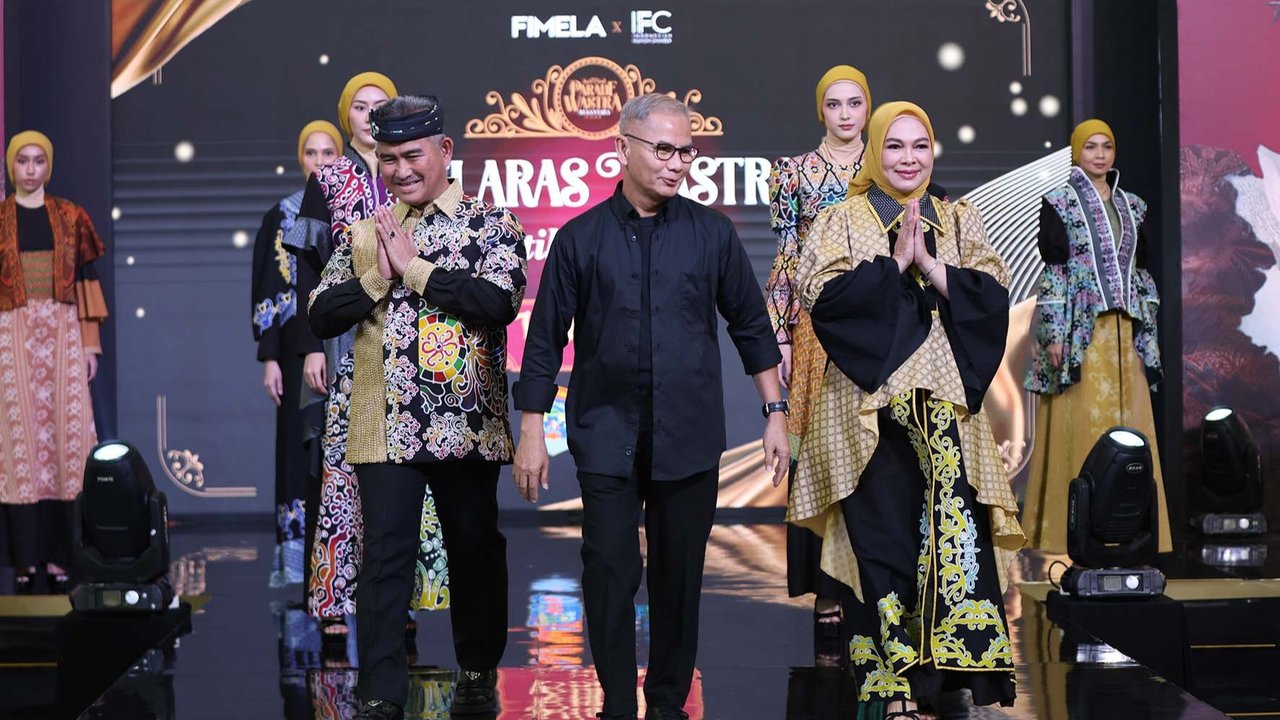 Wali Kota Tarakan, dr. H. Khairul, M.Kes., didampingi istri yang juga Ketua Dekranasda Kota Tarakan, Sitti Rujiah, S.Keb., Bdn dan desainer Wignyo Rahardi saat fashion show  di atas panggung  pada kegiatan Parade Wastra Nusantara 2025  di Kota Kasablanka, Jakarta, Minggu (10/08/2025).