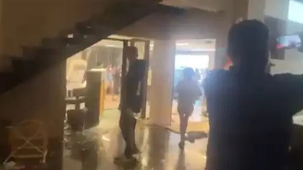 VIDEO: Agak Laen! Massa Sempatkan Renang Saat Serbu & Jarah Rumah Sahroni DPR