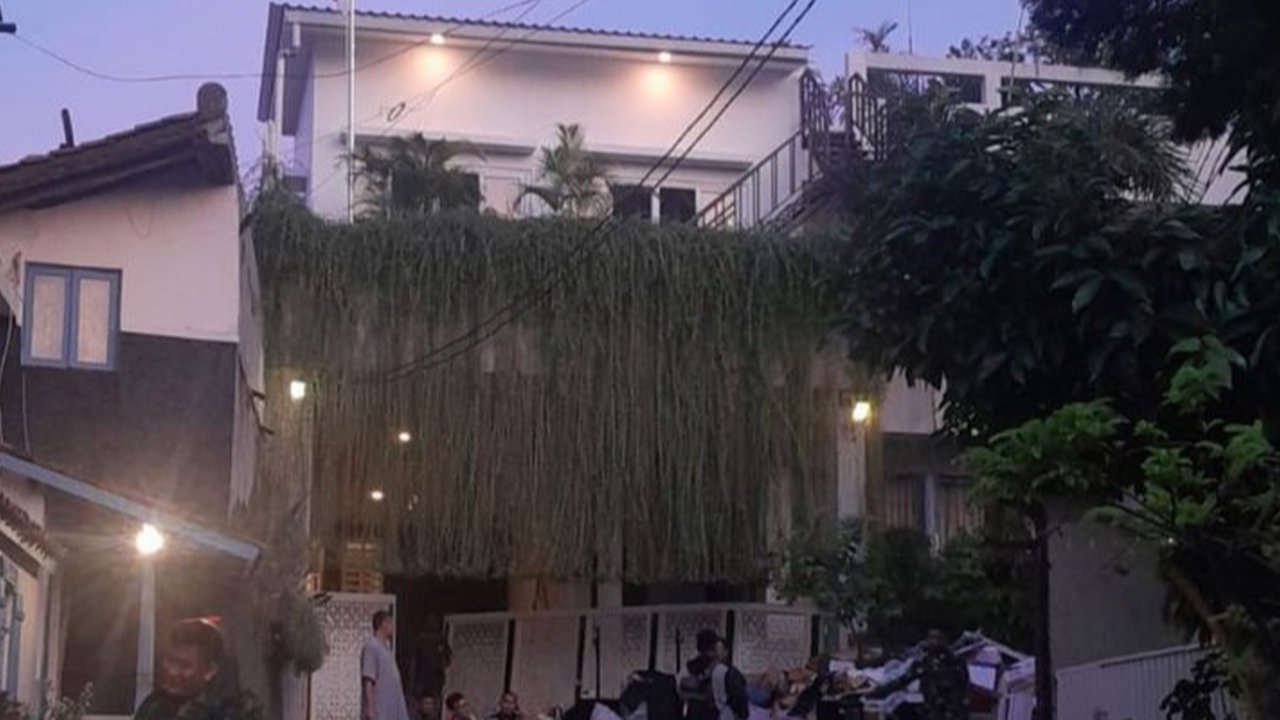 VIDEO: Massa Geram Geruduk & Jarah Rumah Menkeu Sri Mulyani di Bintaro Dini Hari