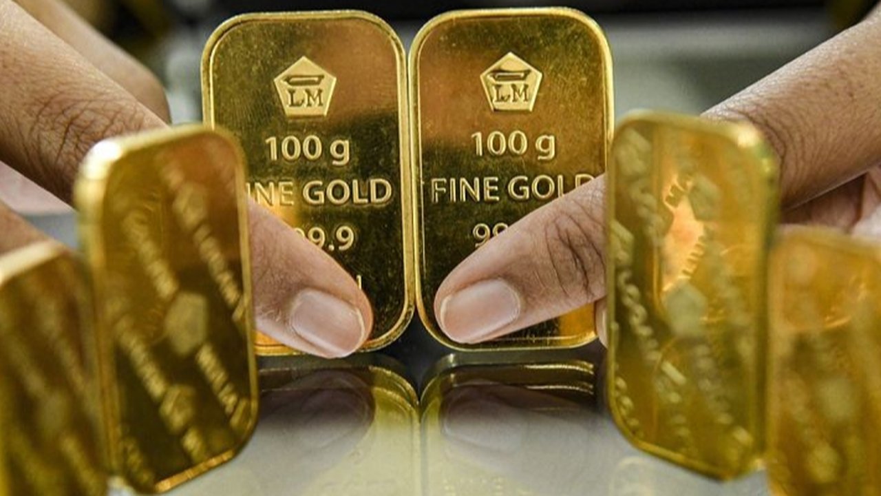 Harga Emas Antam hari ini mengalami penurunan signifikan, membuat nilai jual kembali ikut terpengaruh. Simak detail lengkap dan potensi dampaknya bagi investasi Anda.