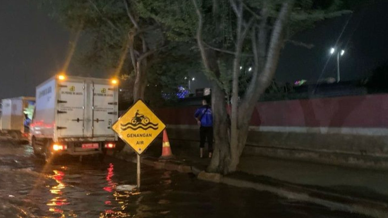 Banjir rob akibat fenomena Super New Moon melanda sejumlah wilayah di Jakarta Utara pada Selasa malam, namun Pemkot Jakarta Utara bergerak cepat menangani genangan.