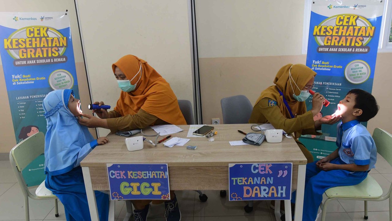 Murid sekolah dasar dicek kesehatan mulutnya saat kegiatan Cek Kesehatan Gratis (CKG) di SD Prestasi Global, Depok, Jawa Barat, Senin (04/08/2025).