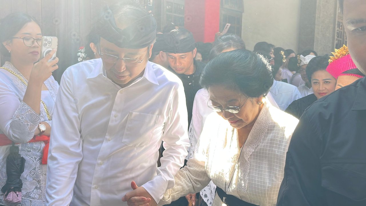 Didampingi Hasto dan Prananda, Megawati Melayat ke Rumah Duka Ibunda Wawali Denpasar