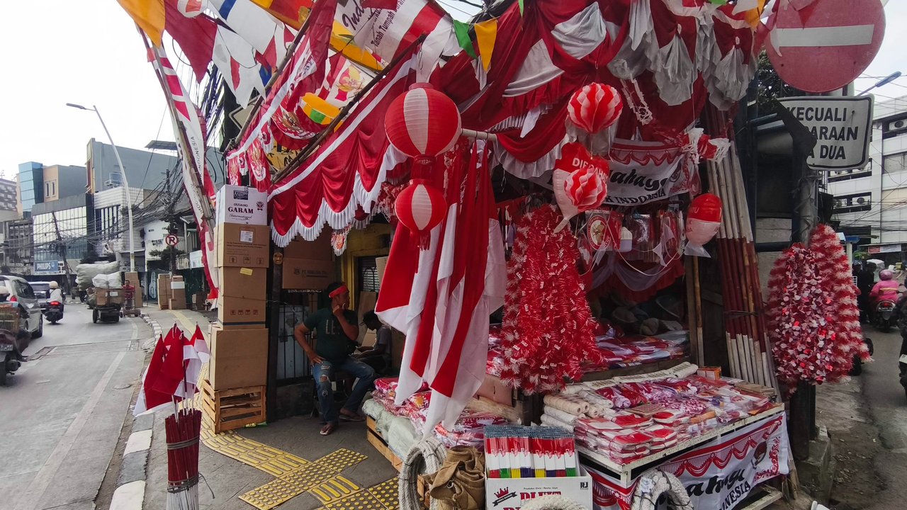 Nestapa Pedagang Bendera Merah Putih, Omzet Turun hingga Ramai soal One Piece