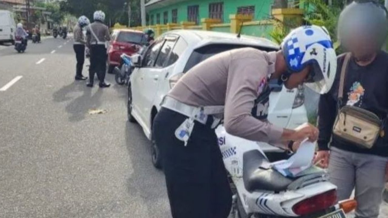 Polresta Surakarta gencar razia motor knalpot brong yang meresahkan warga Solo, menindak tegas pelanggar dengan tilang dan wajib ganti knalpot standar.
