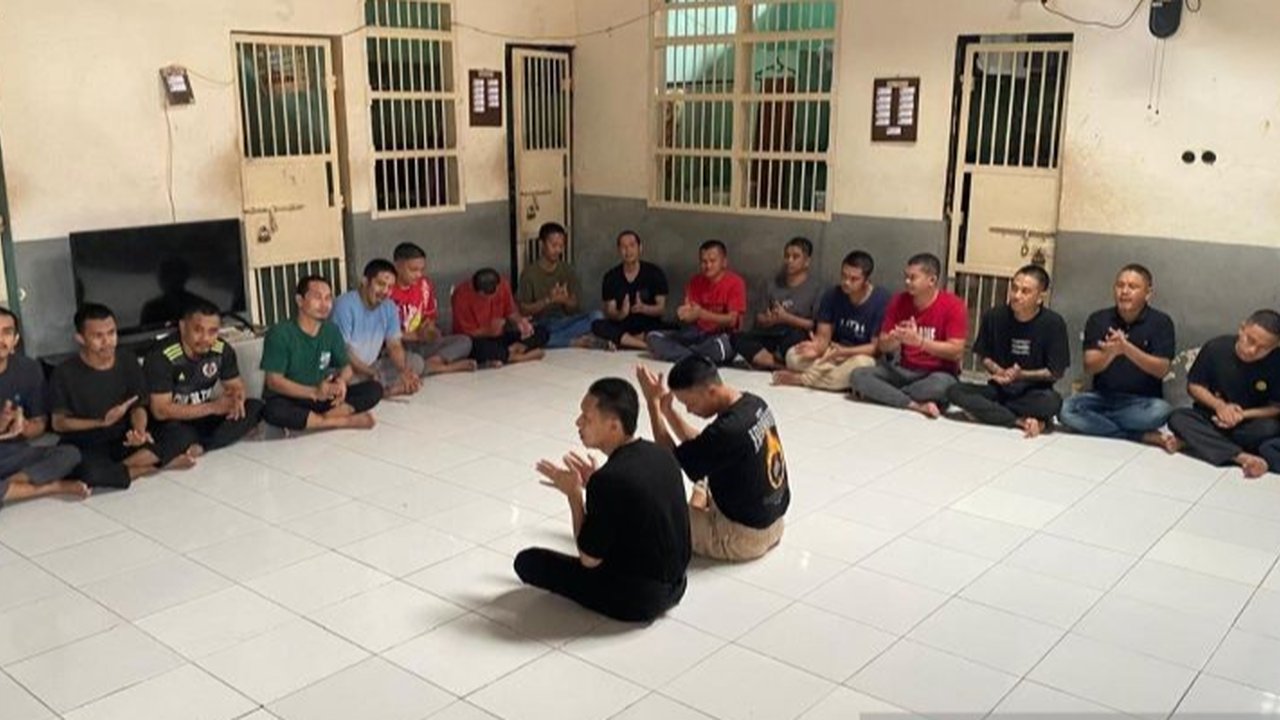 Empat narapidana Rutan Pekanbaru yang terlibat pesta narkoba dipindahkan ke Lapas Nusakambangan sebagai tindakan tegas atas pelanggaran berat di dalam lembaga pemasyarakatan.