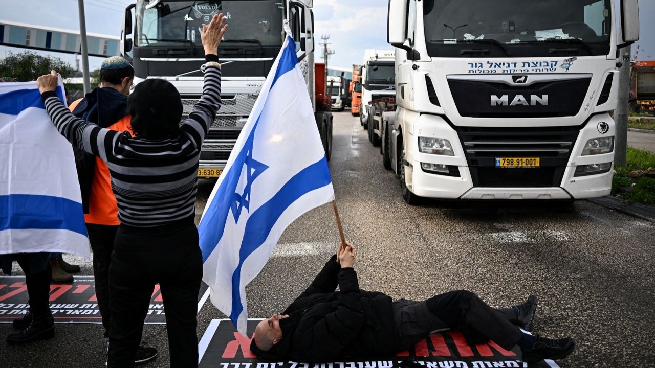warga israel blokir bantuan ke gaza