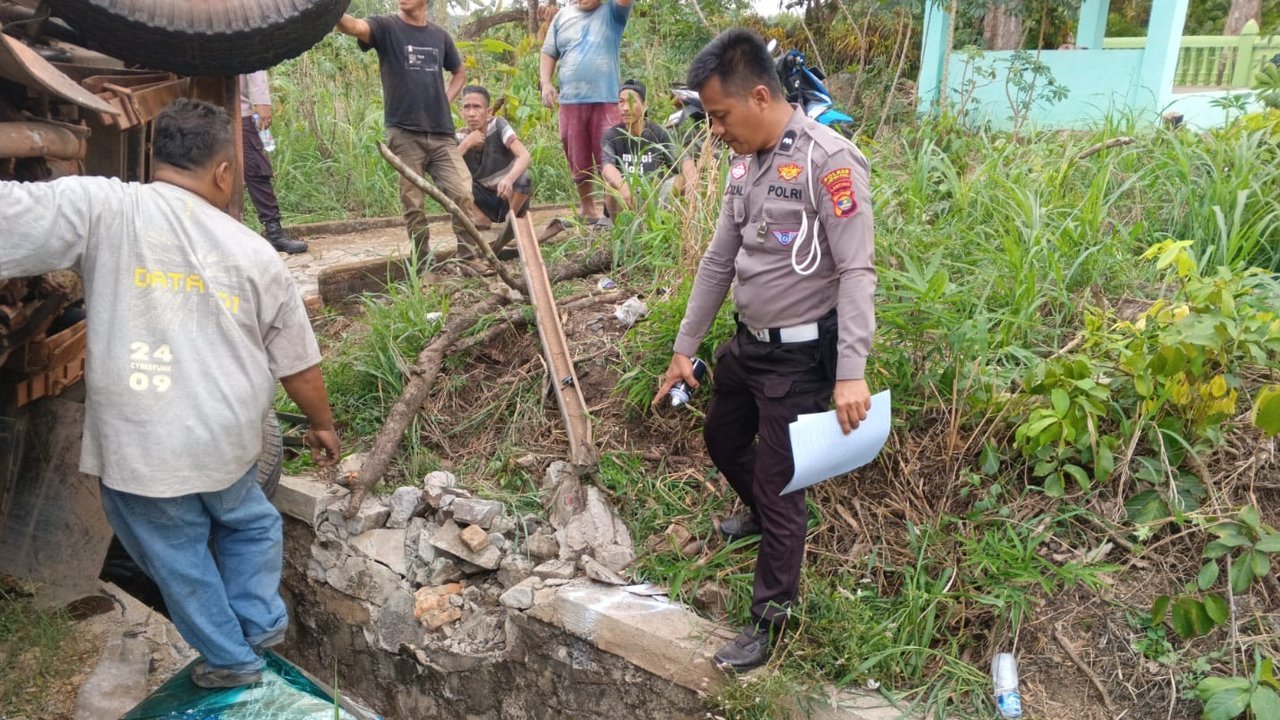 Tragis! Tabrakan Beruntun Libatkan Bus, Fuso, dan Calya, Satu Korban Meninggal