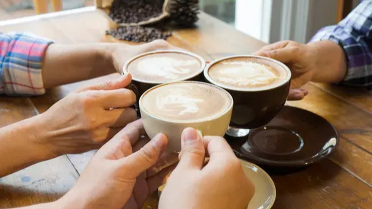 Ilustrasi kopi hitam. (Photo by Raimond Klavins on Unsplash)