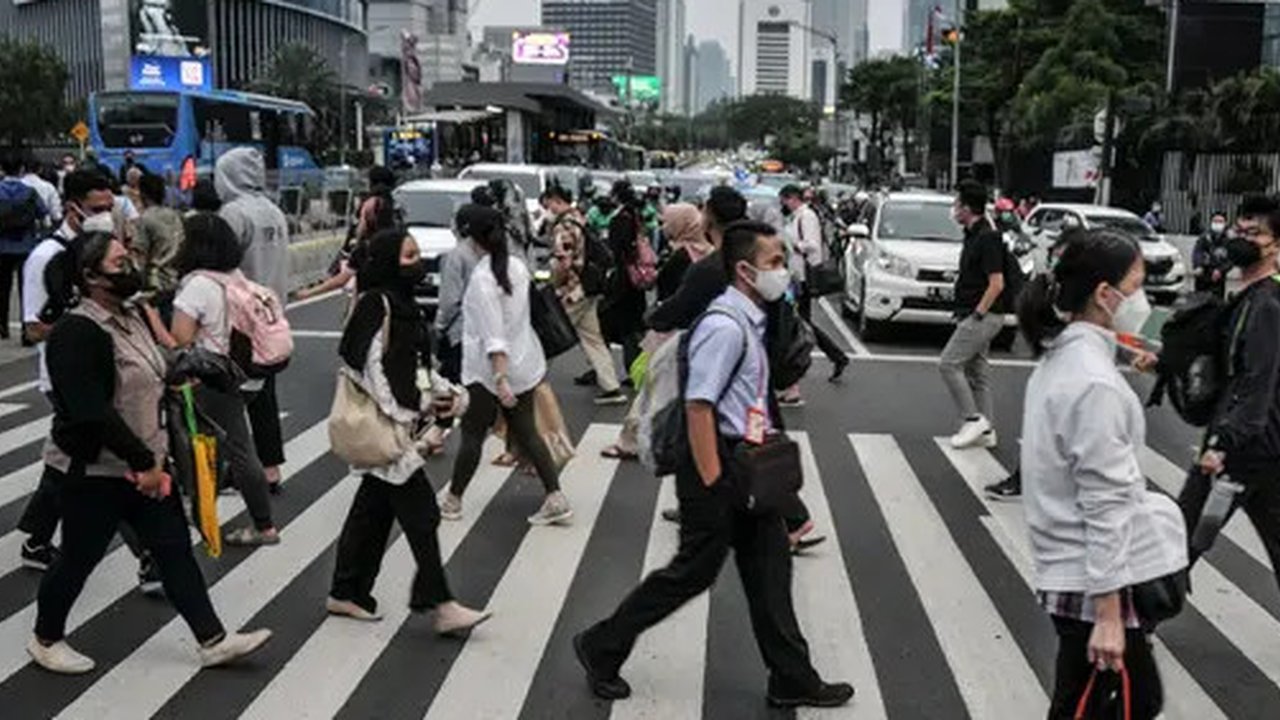 Sejumlah kendaraan melintas di kawasan Jalan Sudirman, Jakarta, Rabu (11/8/2021). Mulai 12 Agustus 2021, Polda Metro Jaya bakal kembali menerapkan aturan ganjil genap di sejumlah ruas jalan I