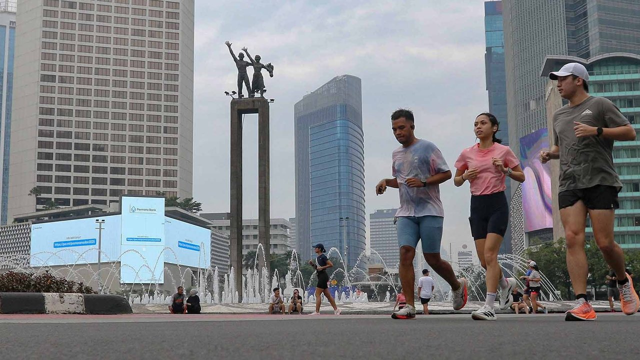 Warga berolahraga di area Hari Bebas Kendaraan Bermotor, Bundaran HI, Jakarta, Minggu (9/3/2025).
foto: Liputan6.com/ Herman Zakharia