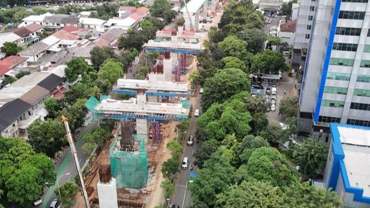 PT Jakarta Propertindo (Jakpro) ungkap tantangan pembangunan LRT Jakarta Fase 1B rute Velodrome-Manggarai, termasuk cuaca dan lalu lintas yang mempengaruhi progres 51,34 persen hingga April 2025.