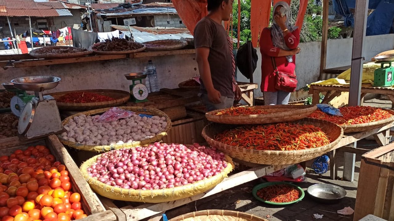 Pasar Pinasungkulan Karombasan, Manado, salah satu pasar tradisional yang ramai dukunjungi warga.