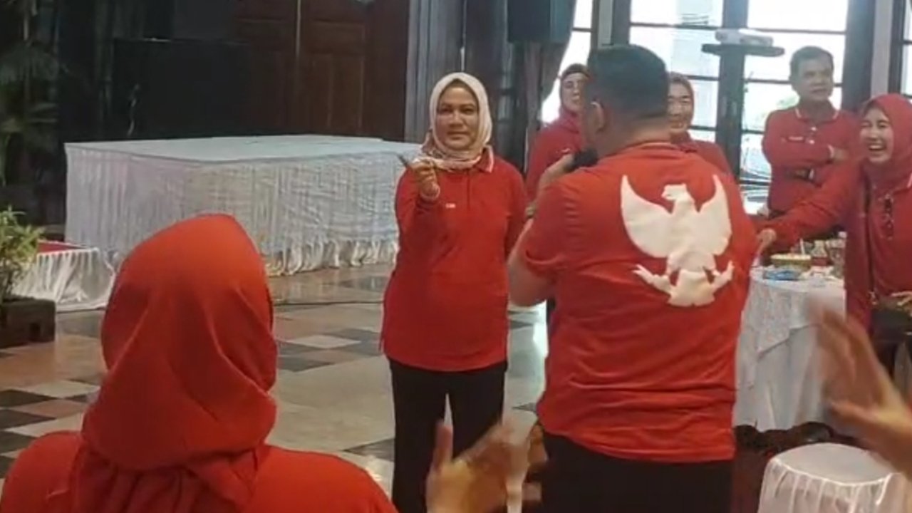 Momen Iriana Jokowi Joget dan Nyawer Karyawan Saat Lomba 17-an