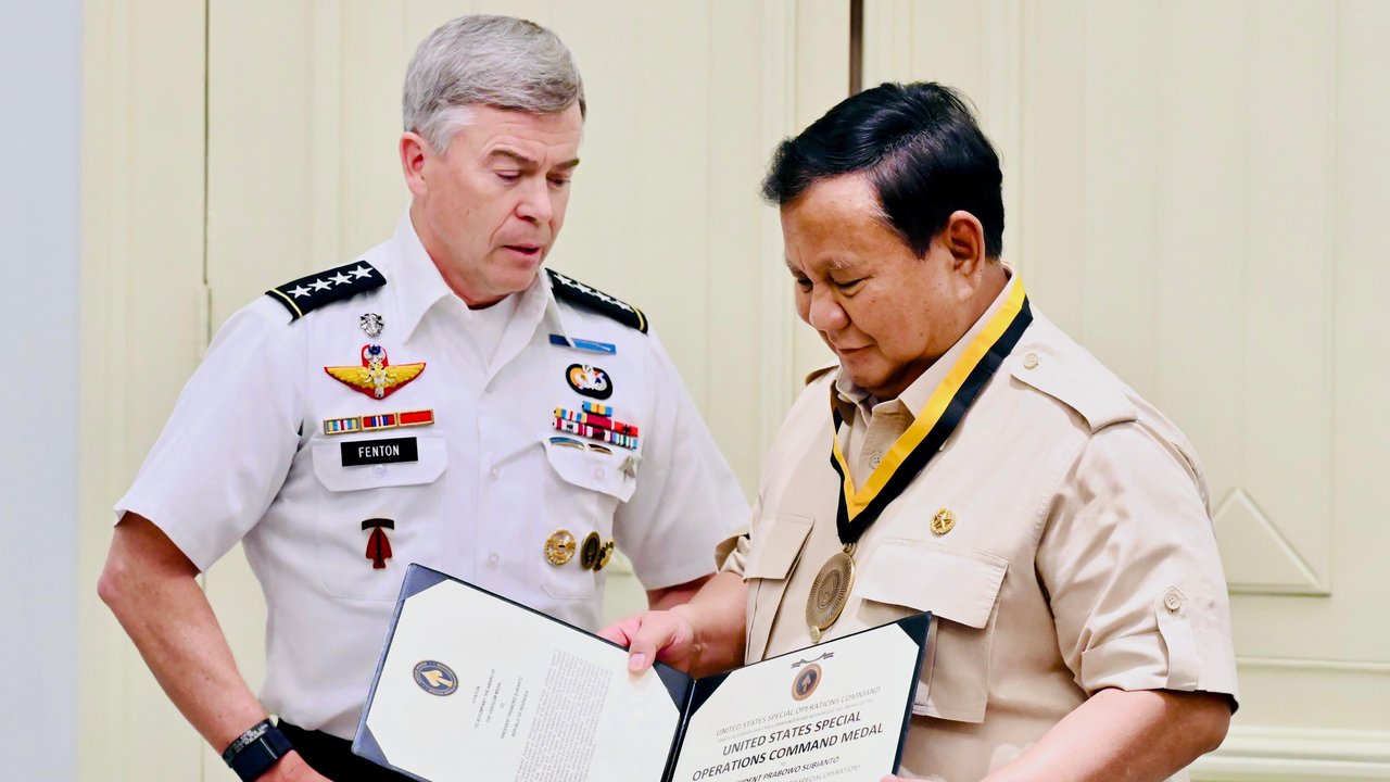 VIDEO: Hormat Prabowo ke Jenderal AS, Terima Medali Kehormatan Komando Operasi Khusus AS