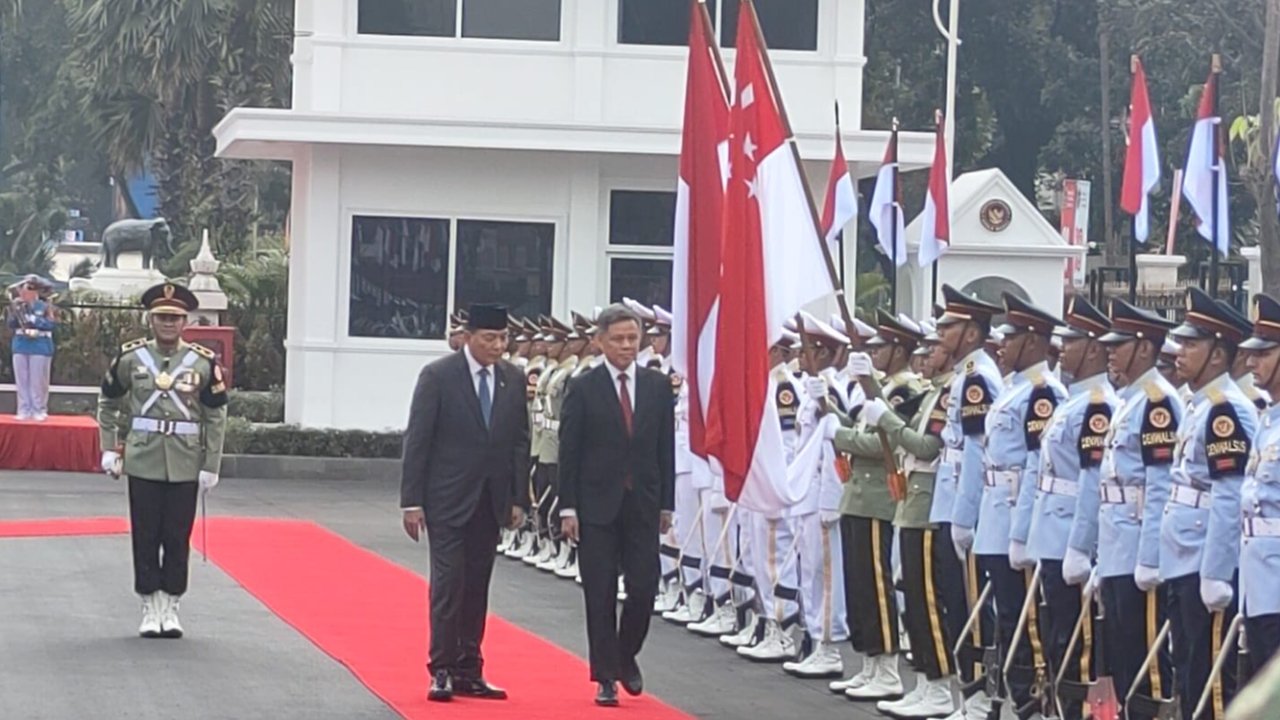 Menhan RI Sjafrie Sjamsoeddin menerima kunjungan kehormatan Menhan Singapura, Chan Chun Sing