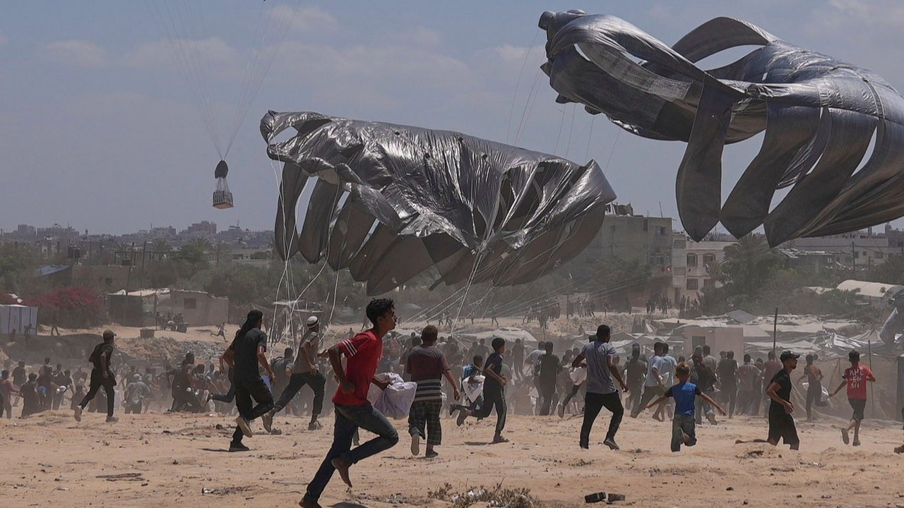 VIDEO: Warga Palestina Kesal Bantuan Dijatuhkan dari Pesawat 