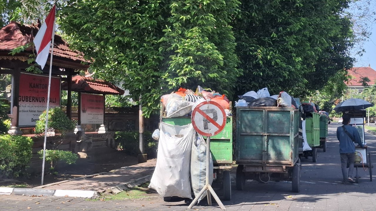 Motor Pembuang Sampah Parkir di Depan Kantor Gubernur Bali