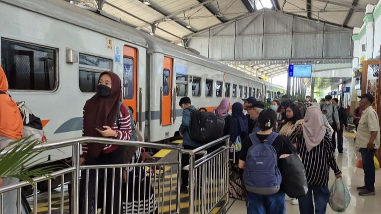 Penumpang kereta api di Stasiun Baturaja, OKU, Sumatera Selatan meningkat drastis selama libur Waisak 2025, mencapai rata-rata 150 penumpang per hari untuk KA Rajabasa dan Kuala Stabas.