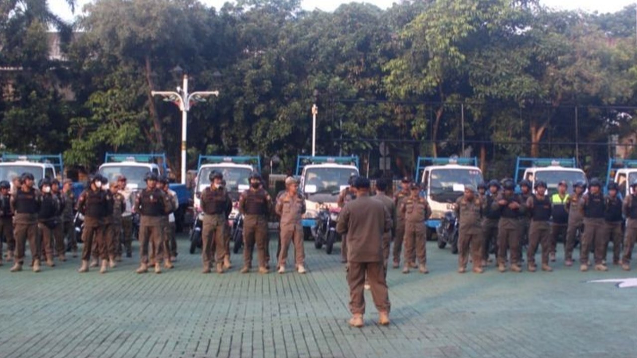 Satpol PP Jakarta Selatan menyiapkan 11 truk dan personel untuk mendukung proses relokasi pedagang Barito, memberikan pilihan lokasi baru di sejumlah pasar Perumda Pasar Jaya.
