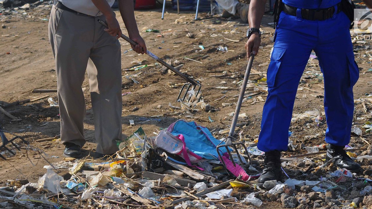 Petugas polisi melakukan aksi bersih-bersih Pantai Cipta Semarang, Kamis (21/2). Mereka yang mengikuti aksi ini terdiri dari anggota Direktorat Polairud Polda Jateng, Polresbes Semarang, Bhayangkari Polda Jateng, TNI Angkatan Laut,. (Liputan6.com/Gholib)