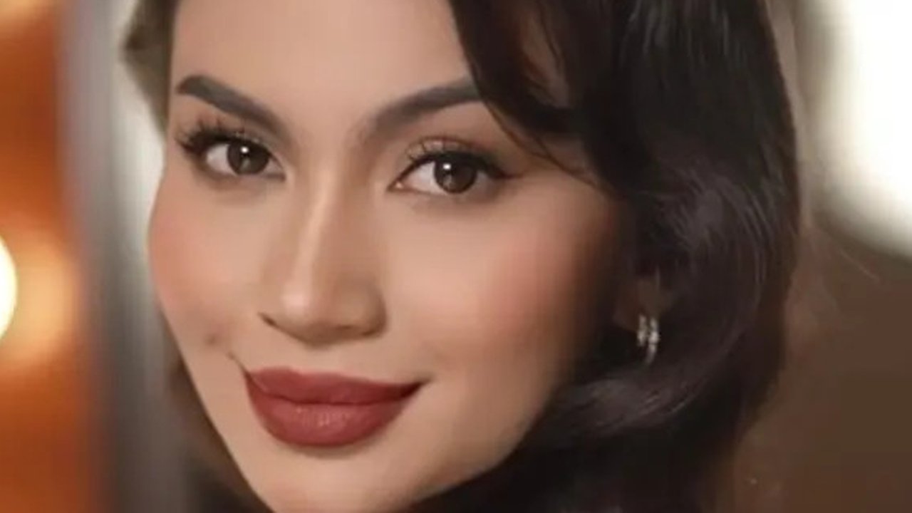 Tampilan Ariel Tatum dengan dress putih. [@arieltatum].