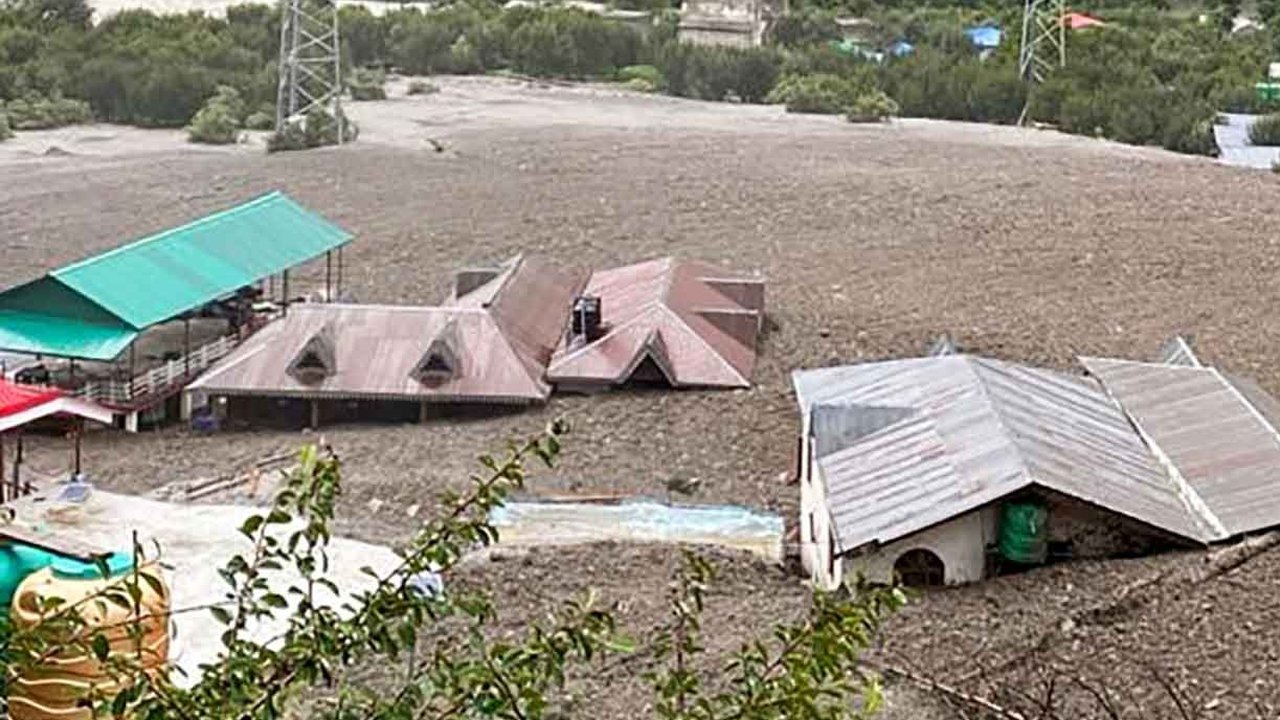 Rumah-rumah warga yang tertimpa  tanah longsor besar di negara bagian Uttarakhand, India, Selasa (05/08/2025).