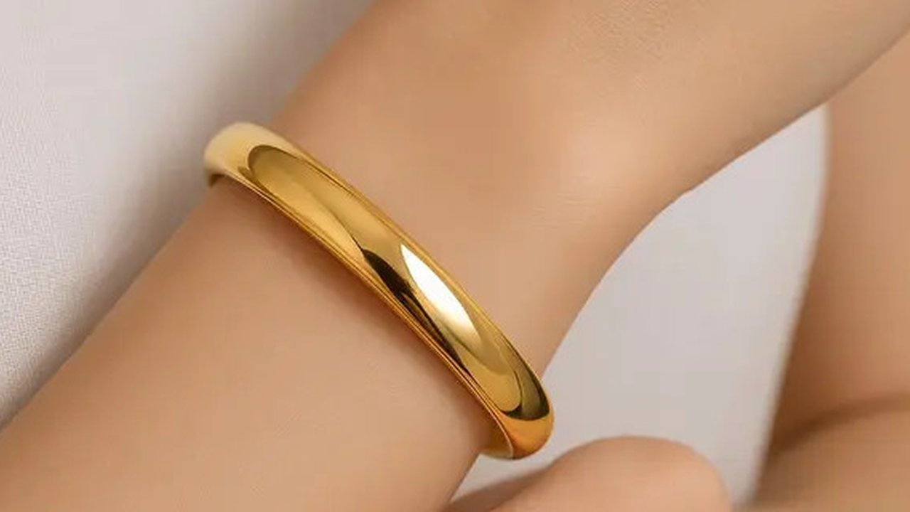 Model Gelang Emas Bangle 50 Gram 22 Karat Favorit Ibu Sosialita di 2025/AI