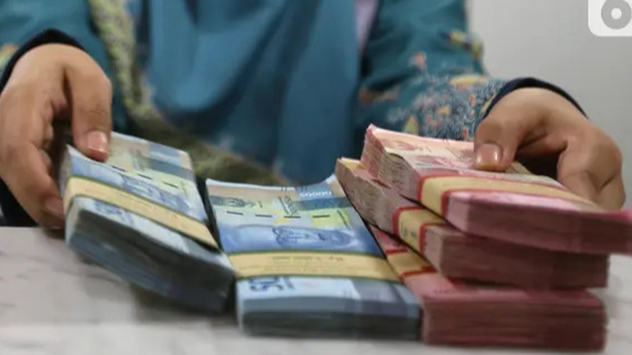 Petugas menghitung uang pecahan US$100 di pusat penukaran uang, Jakarta, , Rabu (12/8/2015). Reshuffle kabinet pemerintahan Jokowi-JK, nilai Rupiah terahadap Dollar AS hingga siang ini menemb