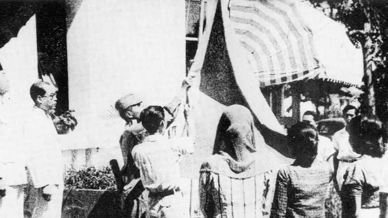 Latief Hendraningrat saat mendampingi Soekarno ketika pembacaan teks proklamasi