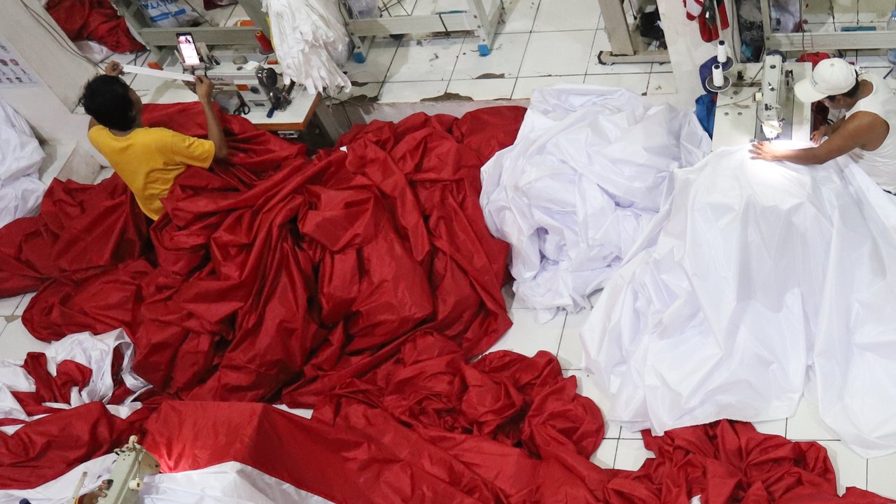 Aktivitas penjahit menyelesaikan pembuatan bendera merah putih sepanjang 2 kilometer di Industri konveksi rumahan Sinergi Adv Nusantara, Jagakarsa, Jakarta Selatan, Rabu (06/08/2025