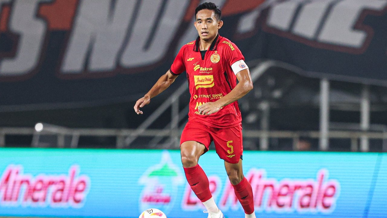 Rizky Ridho saat Persija Jakarta bertanding melawan Semen Padang pekan ke-30 Liga 1 2024/2025 di Stadion Pakansari, Kabupaten Bogor, Minggu (27/4/2025). (Bola.com/Abdul Aziz)