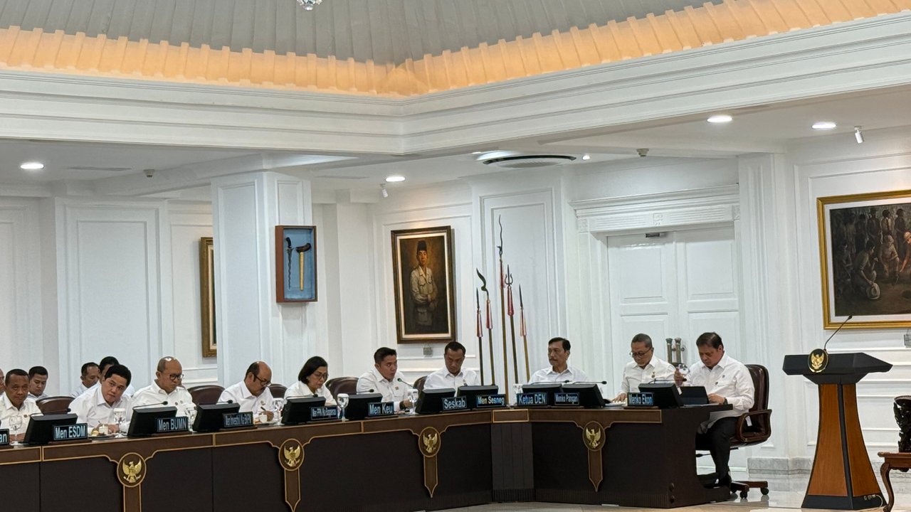 Ketika Prabowo Minta Seskab Teddy Atur Laporan Menteri di Sidang Kabinet