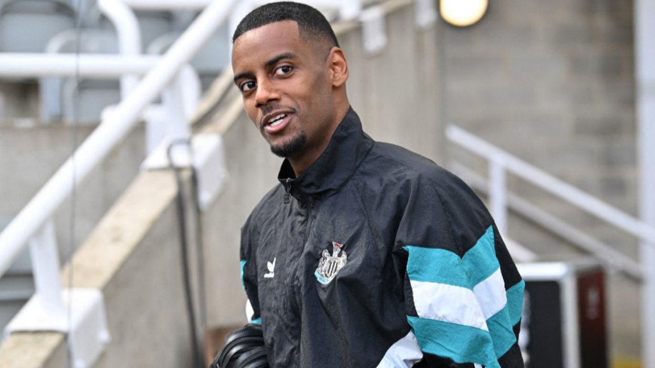 Alexander Isak menjadi pemain anyar Newcastle United usai direkrut dari Real Sociedad pada bursa transfer musim panas 2022. Ia diboyong menuju St James Park seharga 70 juta euro. Transfernya