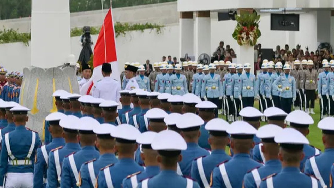 Anggota Pasukan Pengibar Bendera (Paskibraka) melakukan upacara penaikan bendera Merah Putih dalam rangka Upacara Peringatan Detik-detik Proklamasi 17 Agustus di halaman Istana Merdeka, Ja