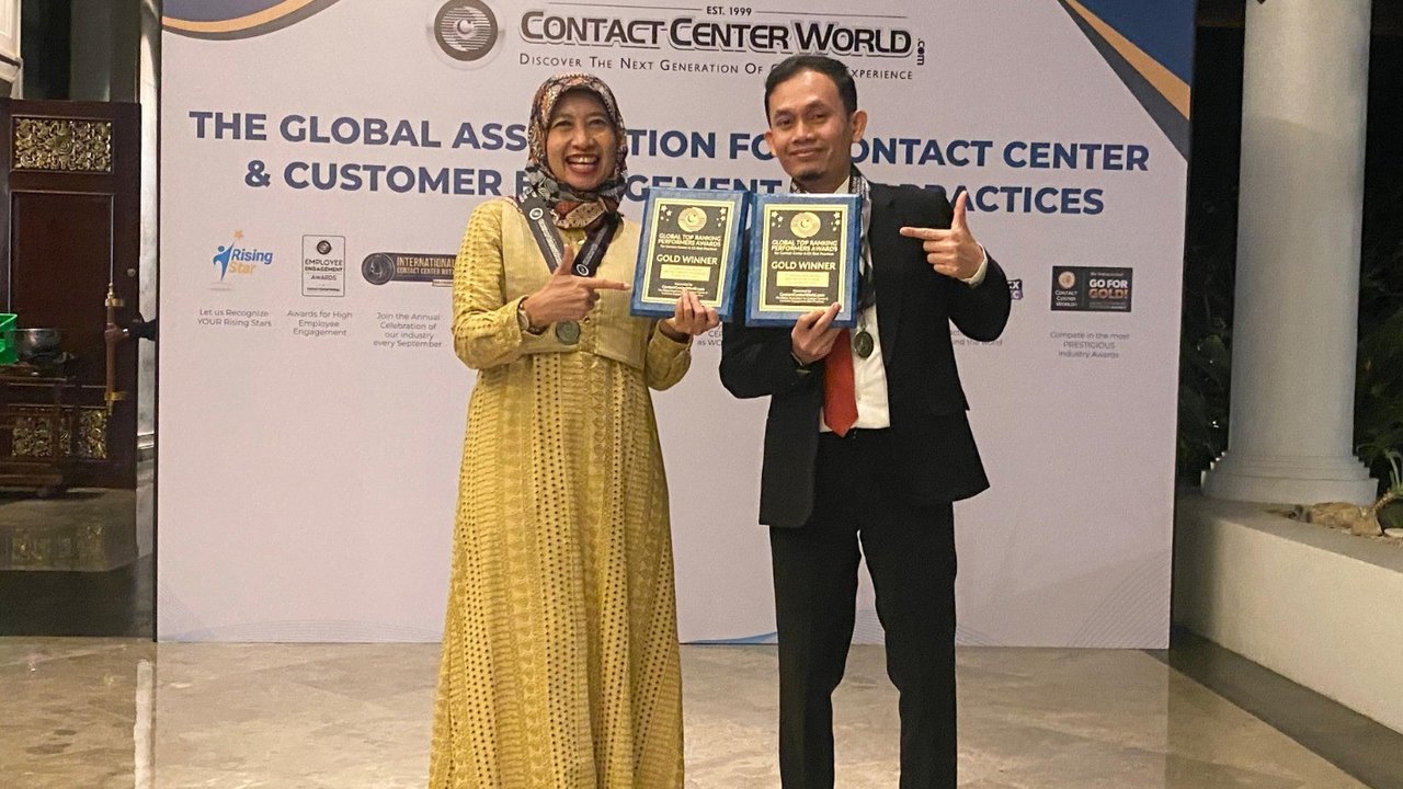 General Manager Health Care Service AdMedika Sri Sumari (kiri) dan Assistant Manager Care  AdMedika Dwi Hajar Siswantoro (kanan) pada ajang internasional Contact Center World 20th Annual Asia  Pacific Next Generation Contact Center & CX Best Practices Conference di The Laguna Resort & Spa, Bali, 21–25 Juli 2025.