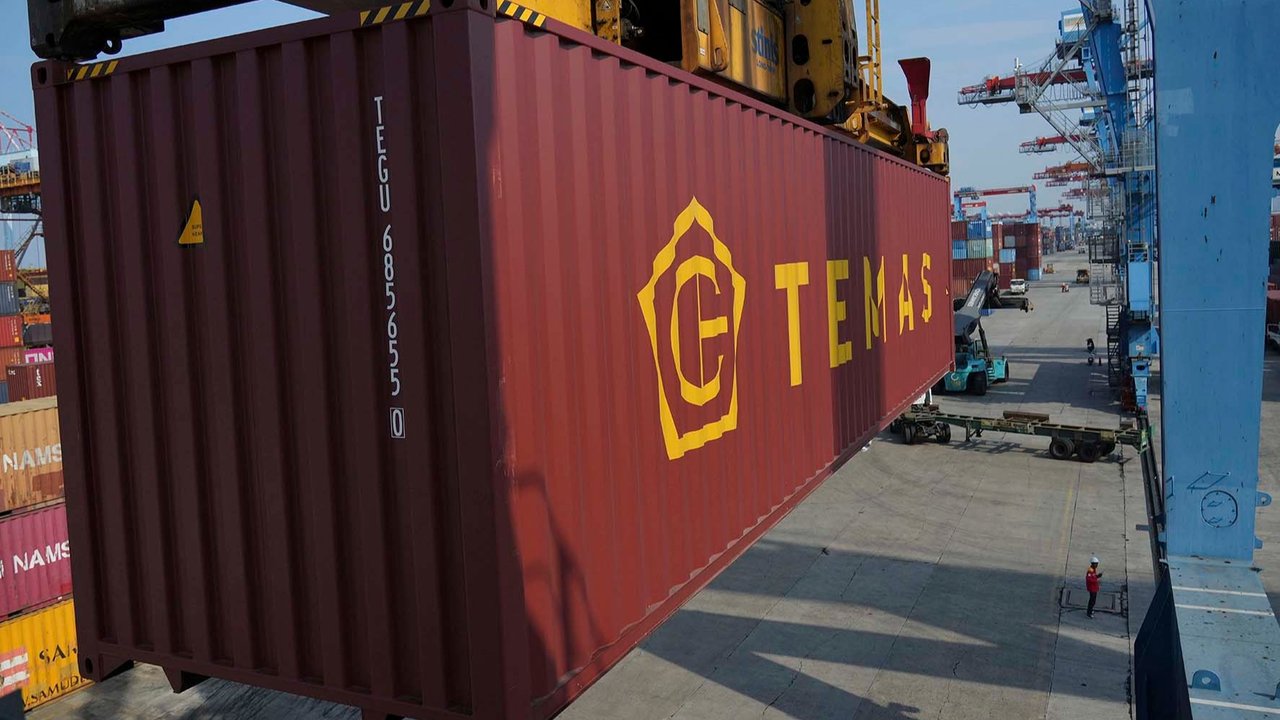 Aktivitas bongkar muat kontainer di Terminal Peti Kemas IPC, Pelabuhan Tanjung Priok, Jakarta, Indonesia, Rabu (06/08/2025).