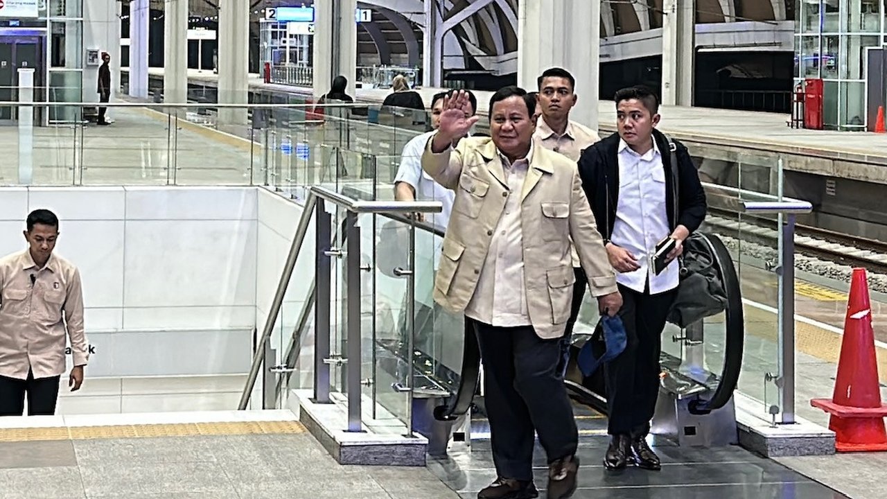 VIDEO: Menengok Gaya Prabowo Santai Berjaket Coklat Nikmati Kereta Cepat Whoosh ke Bandung